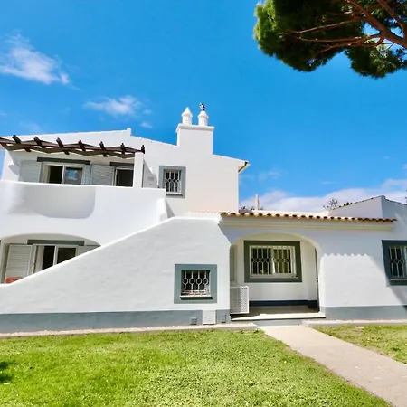 Appartamento Monte C - Cd 295, Cleverdetails, Sleeps 2 Adults And 2 Children, 4 Salted Water Pools