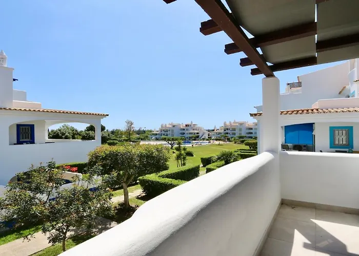 Monte C - Cd 295, Cleverdetails, Sleeps 2 Adults And 2 Children, 4 Salted Water Pools Vilamoura